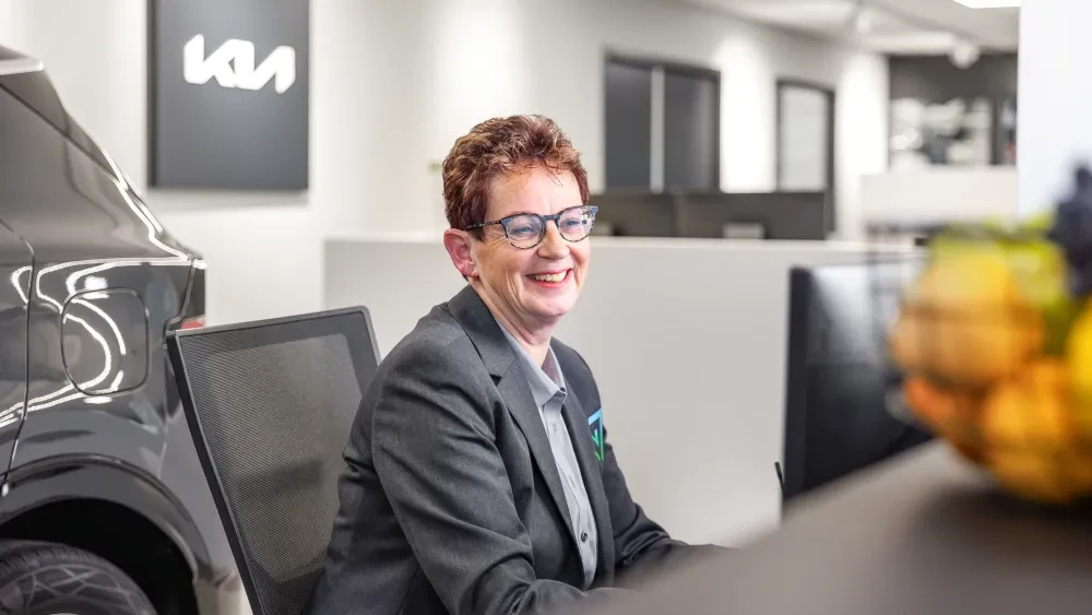  Een vriendelijke receptioniste helpt klanten bij vragen over onderhoud en originele merk-onderdelen.