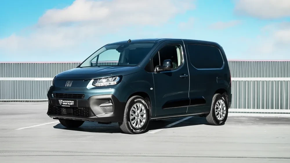 Zwarte Fiat E-Doblo bestelwagen op een leeg parkeerdek