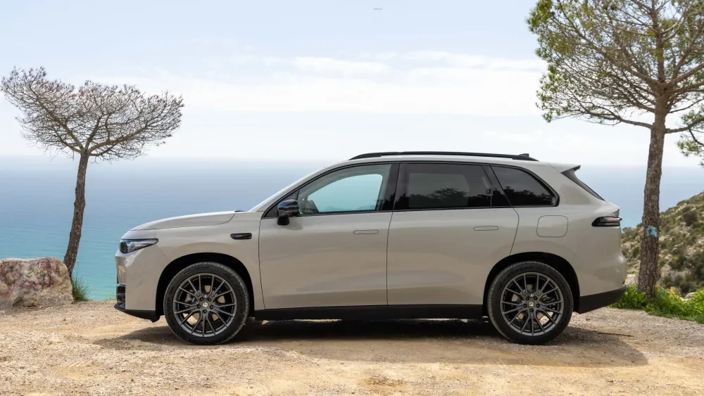 Leapmotor C10 REEV zijkant