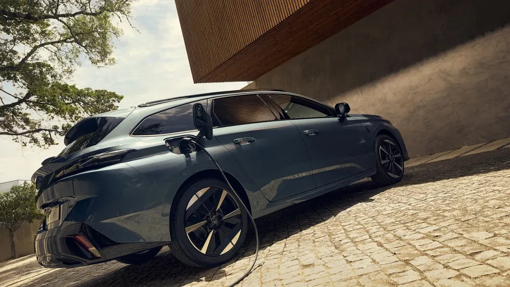 Nieuwe Peugeot e-308 SW laden
