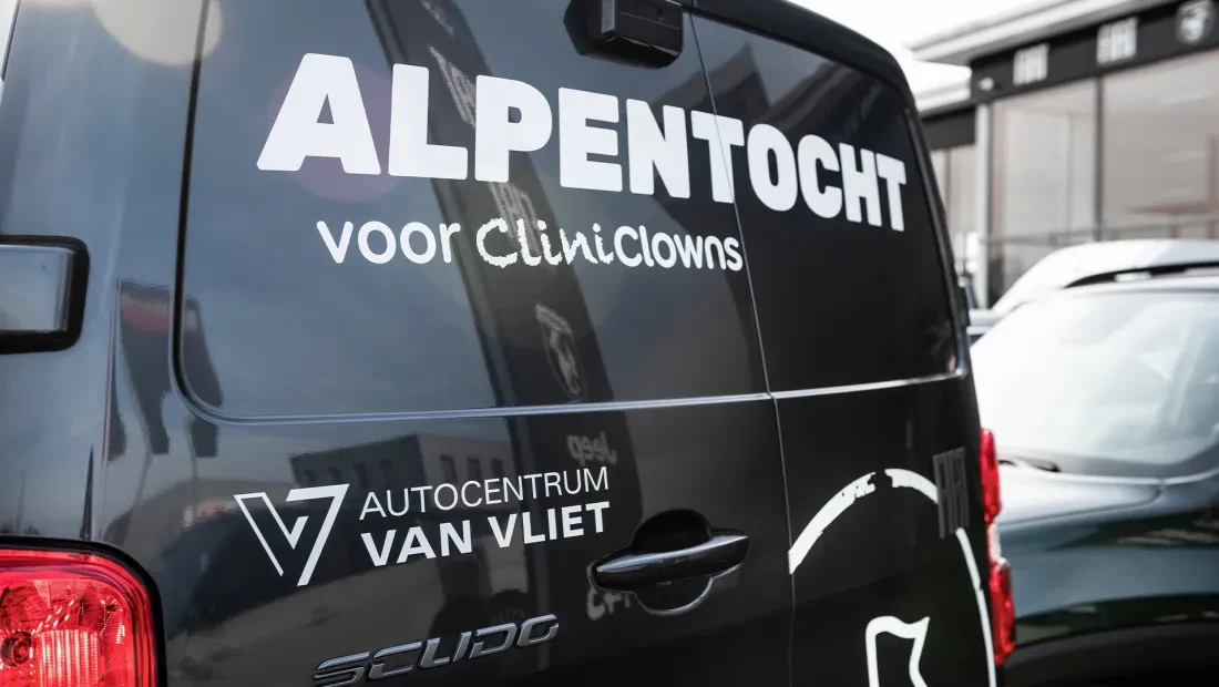 Ook dit jaar maakt Autocentrum Van Vliet het vervoer mogelijk voor stichting CliniClowns tijdens de Alpentocht 2025 