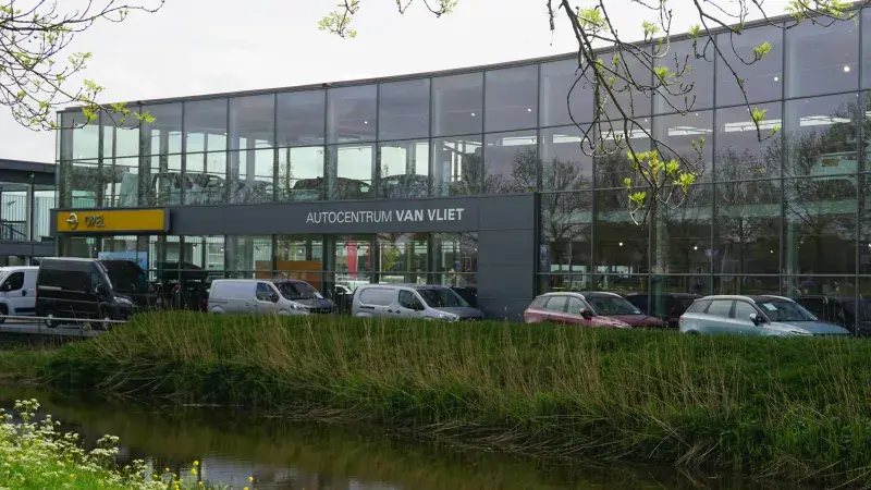 Autocentrum Van Vliet vestiging aan de Curieweg 9 in Alphen aan den Rijn